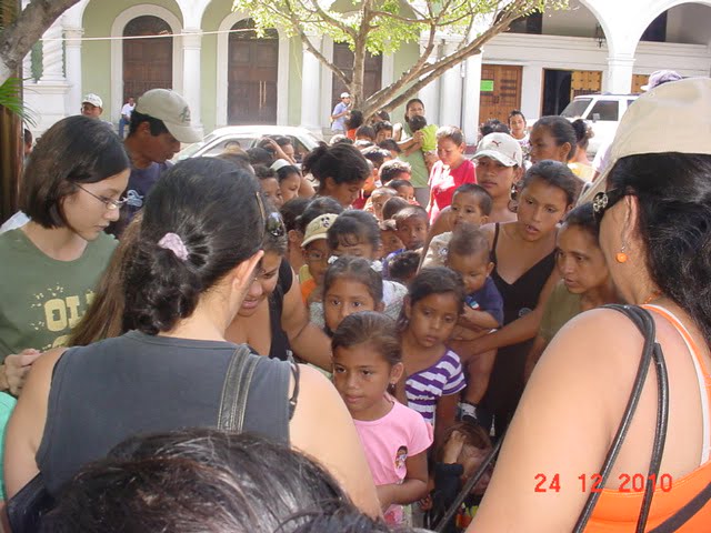 En el mero Parque Central Colon se repartieron, por medio de tiquet, a los ninos de la costa del lago, a trabajadores municipales